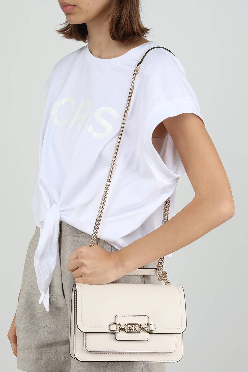 תמונת כל הלוק של תיק צד מיני מעור לבן עם אבזם לוגו זהב